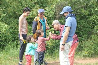 娱乐吃瓜酱老爷爷打伞